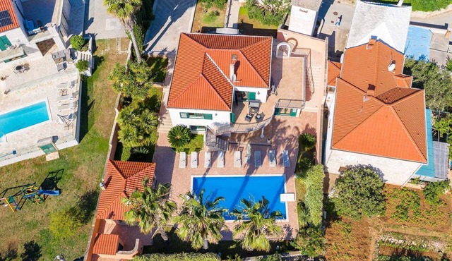 Family Villa Rasotica with large swimming pool, outdoor kitchen