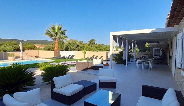 Family villa with pool in the heart of Provence. Sleeps 8. Sun and idleness
