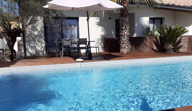 Family villa with heated pool, in a quiet location close to the lake and center.