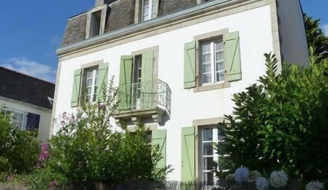 Family villa with garden, near the beach.