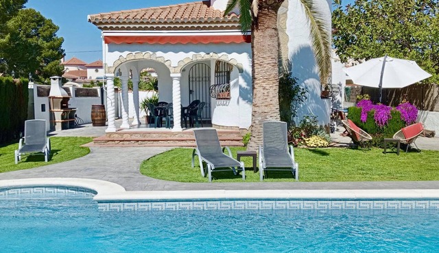 Family Villa with Private Pool and WiFi
