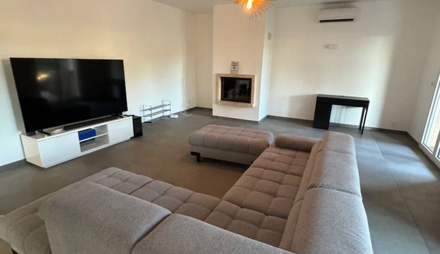 Family villa with pool, air-conditioning & independent studio.