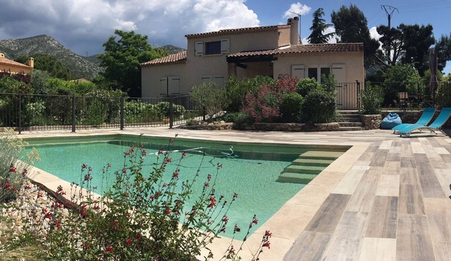 Family villa with pool in a charming Provencal village