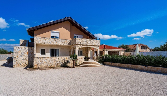 Family Villa with Pool near Krka Park