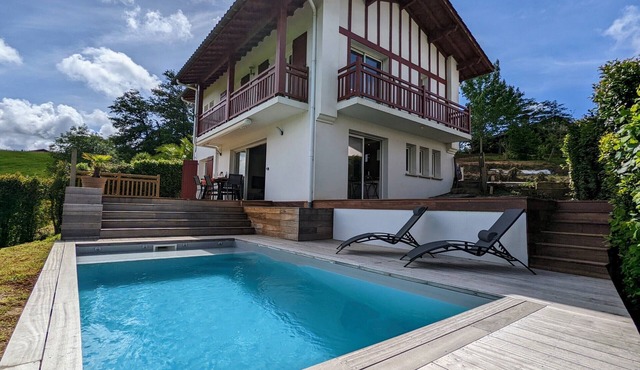 Family villa with pool, nice views and 10 mins from coast