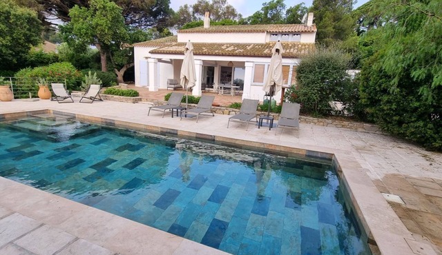 Family villa with swimming pool in a secure estate 100 steps from the sea