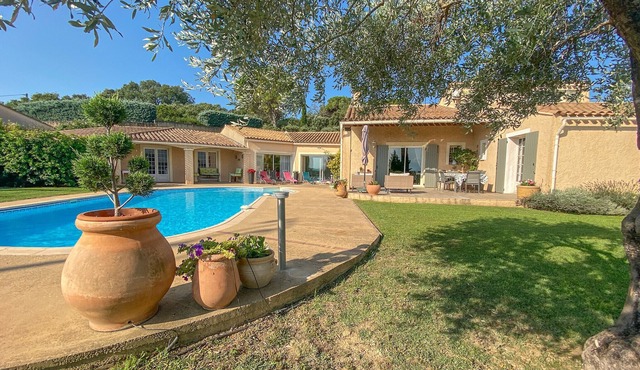Family villa with swimming pool and garden in Drôme Provençale