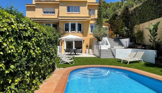Family Villa With Swimming Pool For Up To 4 People (2 Children Minimum)