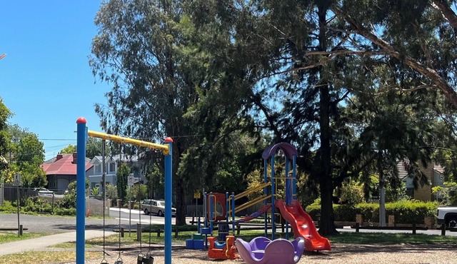 Family village home; cafes, parklands; 15min to CBD & MCG, 5min to hospitals