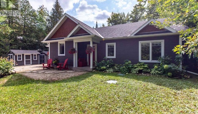 Family water front lake house on private lake. 4 seasons oasis!