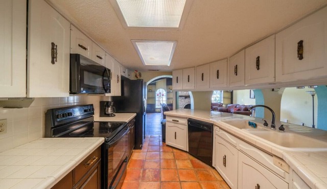 Family & Wellness Retreat Villa + sleeps 16+ Pool