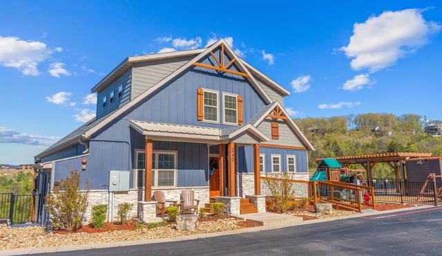 Family & Wellness Retreat: Hot Tub, Sauna, Cold Plunge w/Lake Views - sleeps 34