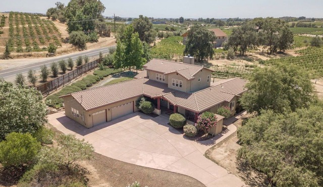 Family Winery Estate · Pet-Friendly Home with Vineyard Views