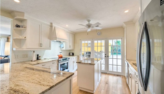 Family With Pool, Games, Dock, Fishing, Golf 4 Bedroom Home by RedAwning