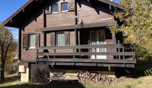 Family wooden chalet 2 minutes from the slopes!