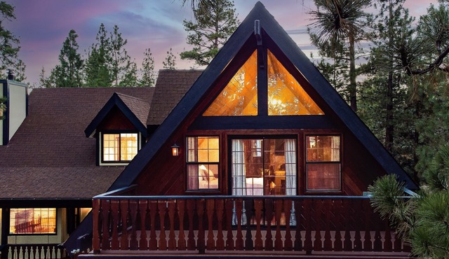 🐻FamilyCabin🍿TheaterRoom🎱GameRoom🔋EVCharger 🐶PetFriendly