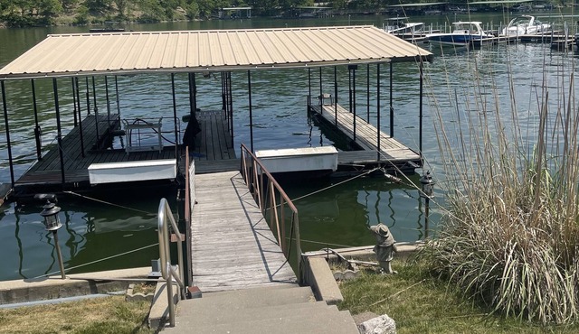 Famliy and Pet Friendly and Fun 3 bedroom 1.5 Bath Lakefront w Dock