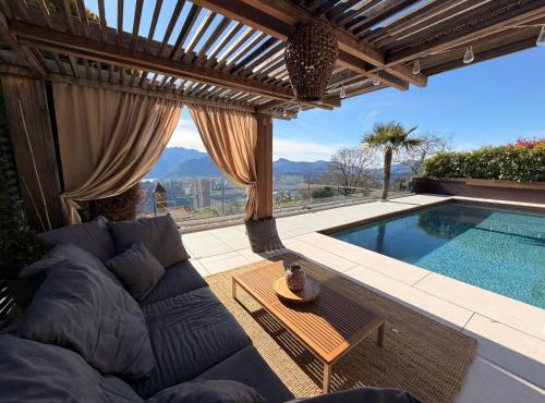FAMlLY APARTMENT WITH PRIVATE OUTDOOR POOL