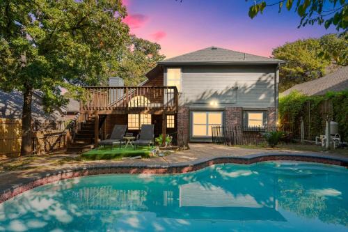 Fan Fave Pool, Fire Pit Near At-t Stadium and 6 Flags By Vacation Your Way