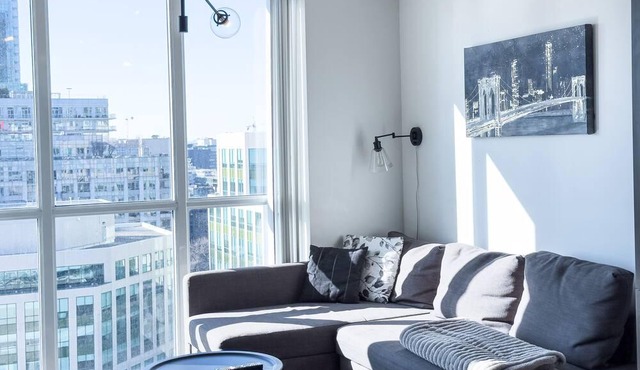 Fancy 2 Beds Suite near CN Tower, Scotia Arena, Rogers Centre & FREE PARKING