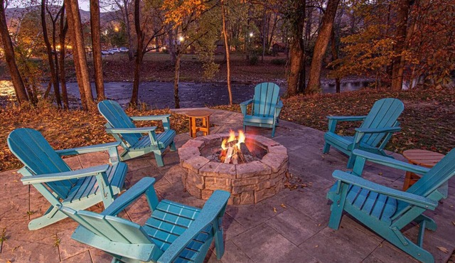 Fancy Pants * Great River Access * Modern * EV Chg