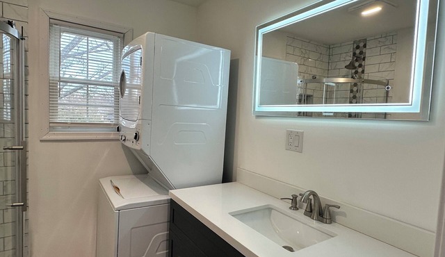 Fancy Studio W/Washer/Dryer and Central Air Virginia Beach