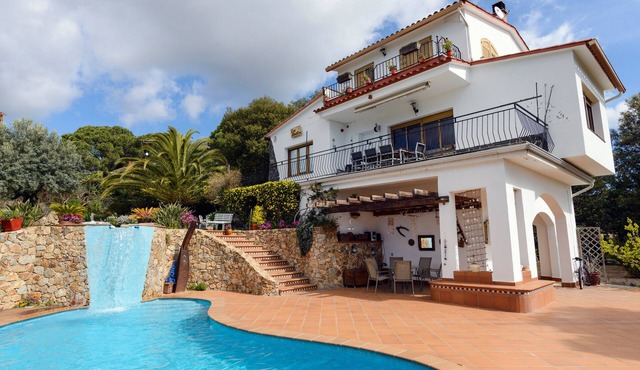 Fantastic pool, garden and great views. Free wifi, a/c