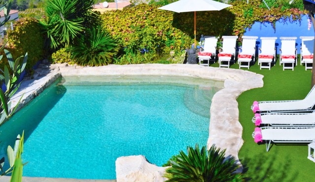 Fantastic Villa 5 minutes from Sitges! 19 SLEEPERS, wifi, swimming pool