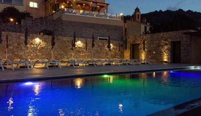 Fantastic apartment with garden and sea views in prime location