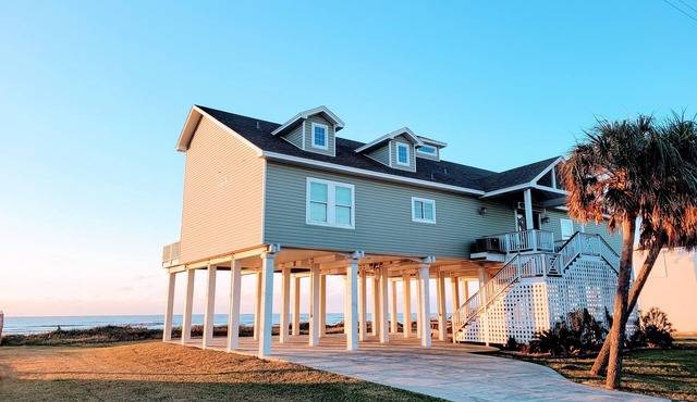 FantaSea House, Beachfront 6 BR 6BA Beauty Sleeps 19 in beds.