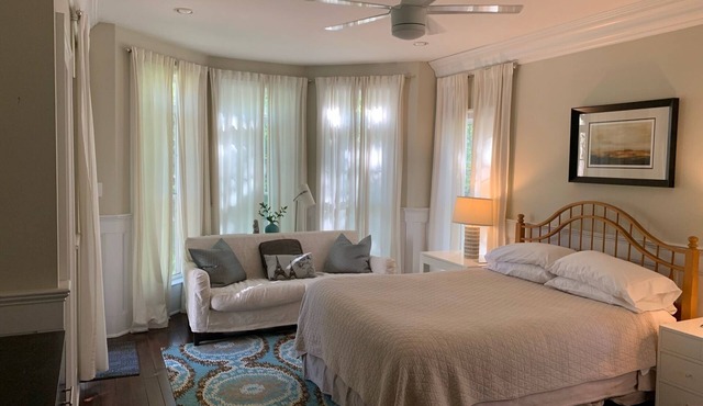 Fantastic 1-bedroom bed & breakfast in charming Roseland with AC