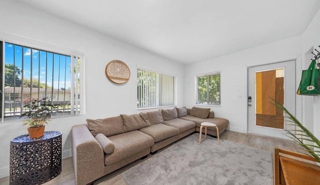 Fantastic 1-bedroom townhome with AC in vibrant Miami