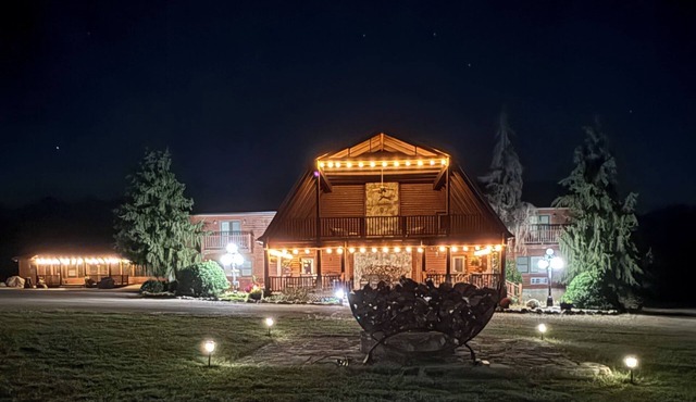 Fantastic 11-bedroom/13- bath lodge in Eminence