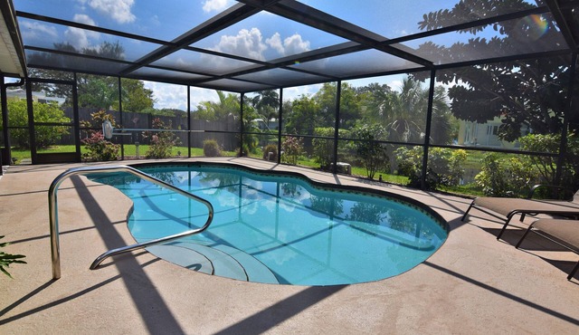 Fantastic 2 Bd+Den,2bth With Heated Pool Near Siesta Key!