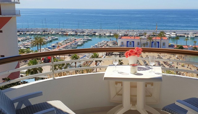 Fantastic 2 bed 2 bath beachside penthouse with pool and parking