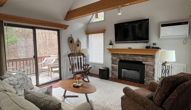 Fantastic 2 bed/3 bath Loft in Camelot Condos! Sleeps 6; Walk to lodge!