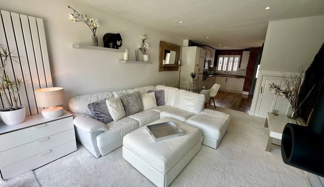 Fantastic 2-Bed House with Parking-Hosted by Hutch