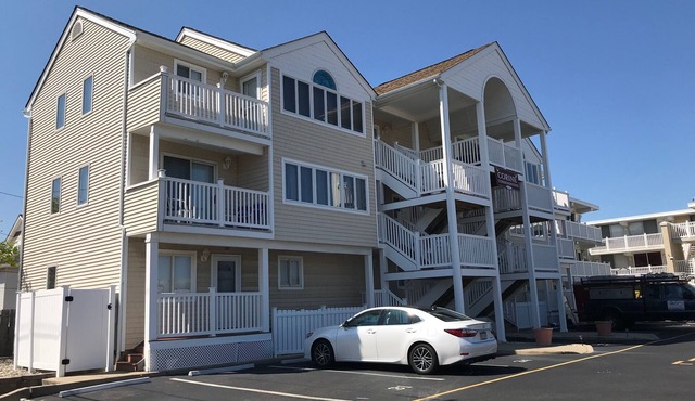 Fantastic 2-bedroom condo 1 block from the beach