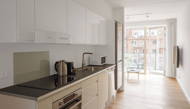 Fantastic 2-bed with large private balcony - 385