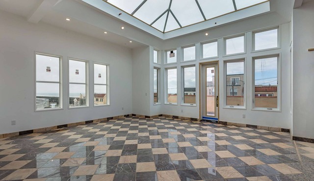 Fantastic 2-bedroom/3bath house with skylight