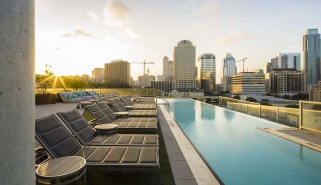Fantastic 2-bedroom Austin Downtown. W/Pool