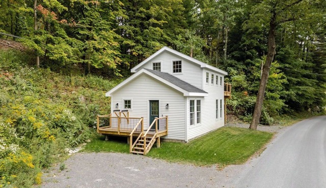 Fantastic 2-bedroom house with AC in quaint Hillsdale.