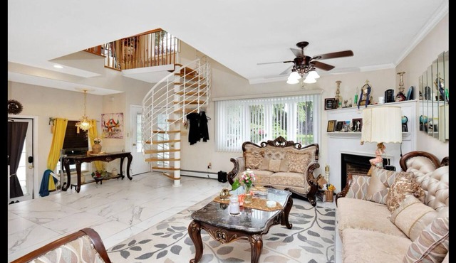 Fantastic 2-bedroom house. Walk to Ryder Cup and LIRR.