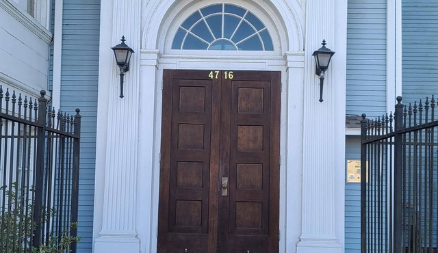 Fantastic 2-bedroom condo with AC in vibrant Uptown New Orleans