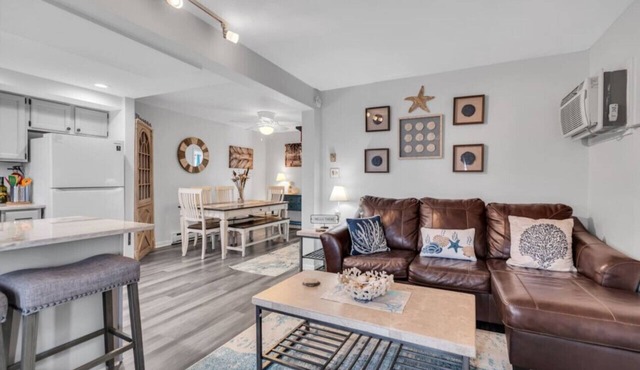 FANTASTIC 2 BR 2 Blocks to beach pool balcony