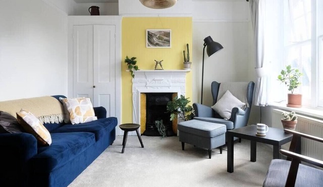 Fantastic 2BD Victorian Apt - 4 adults and 1 child