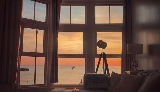 Fantastic 3 Bed Beachfront Flat with Seaview