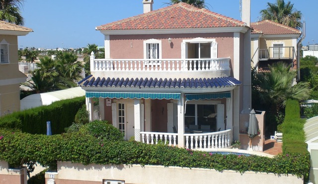 Fantastic 3 bedroomed detached villa with private pool, free wi-fi and A/C