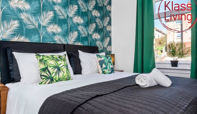 Fantastic 3 bedroom Apartment with private driveway