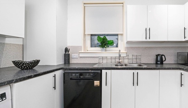 Fantastic 3 bedroom Apartment with private driveway